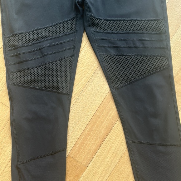 LULULEMON size 6 women’s black leggings with textured pattern - Picture 3 of 9